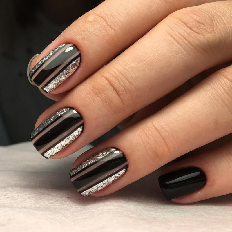 Маникюр коричневый с полосой