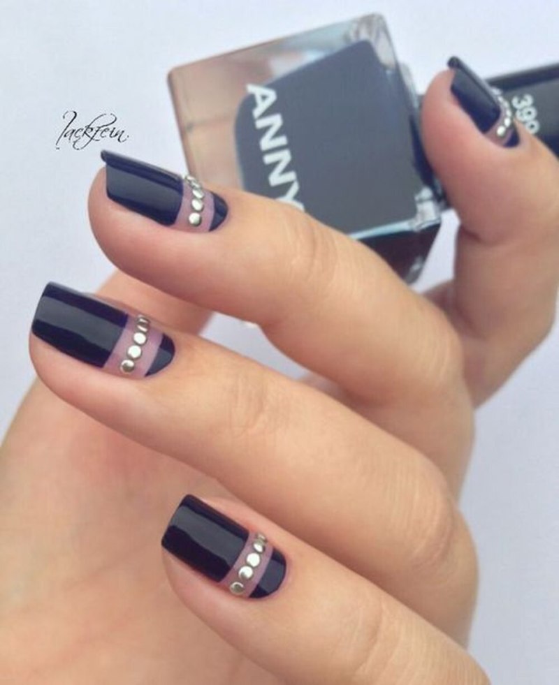 Маникюр с треугольниками