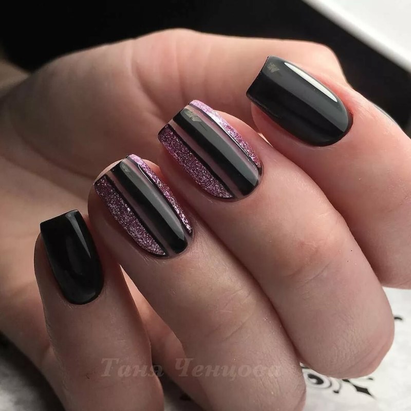 Лунный маникюр с полосками