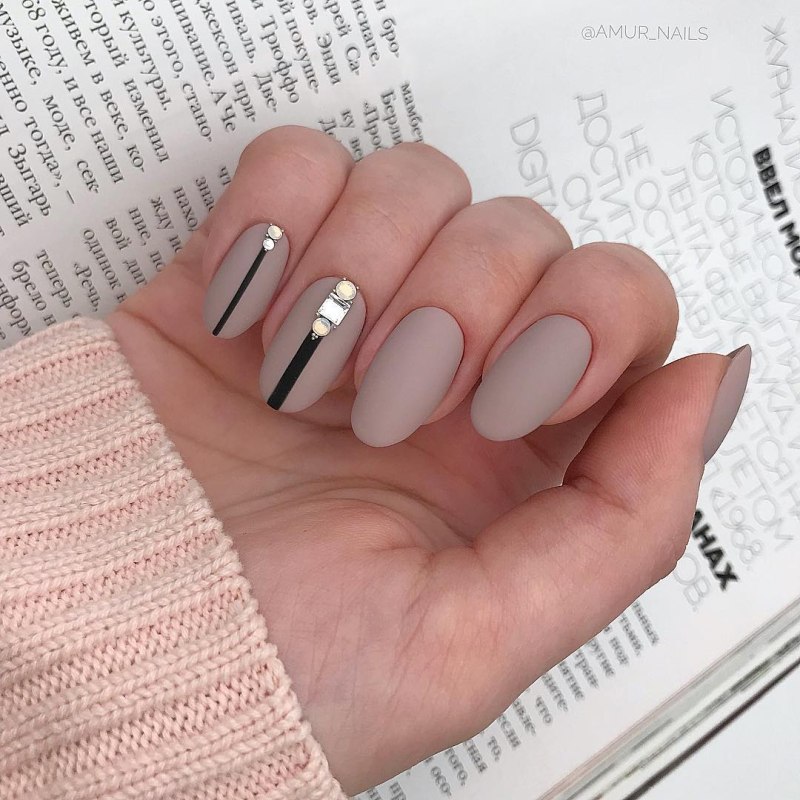 Маникюр с широкими полосками