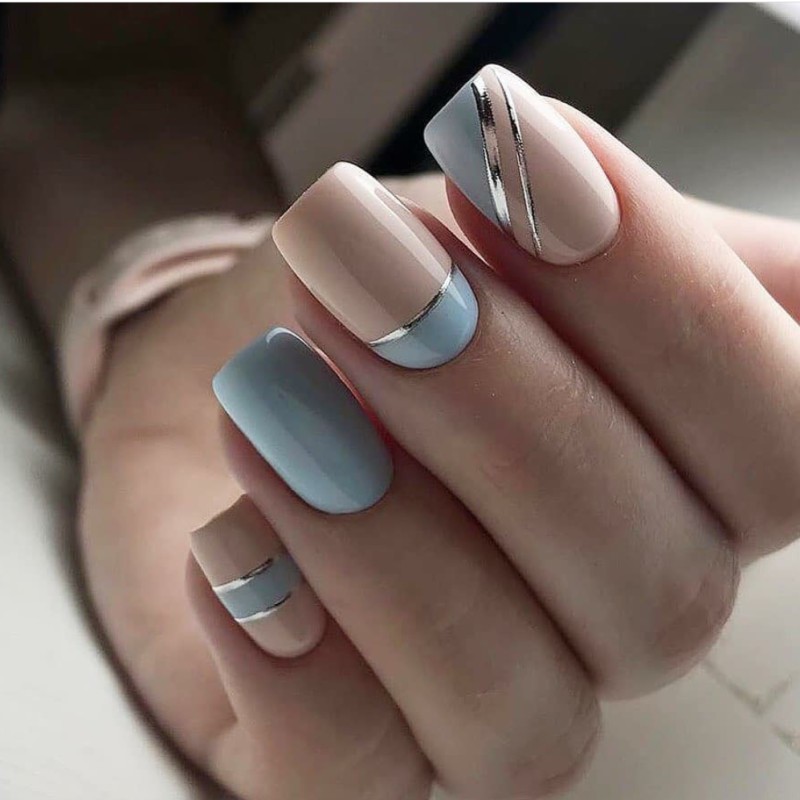 Маникюр с серебристыми полосками