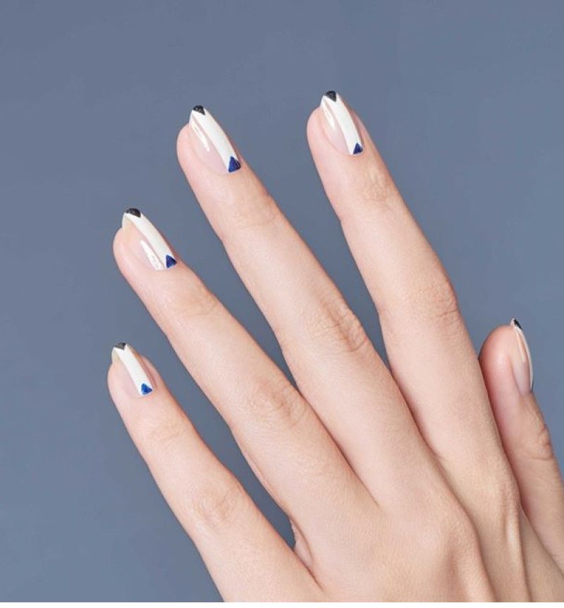 Маникюр под платье в полоску