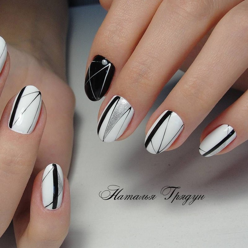 Маникюр с вертикальными полосками