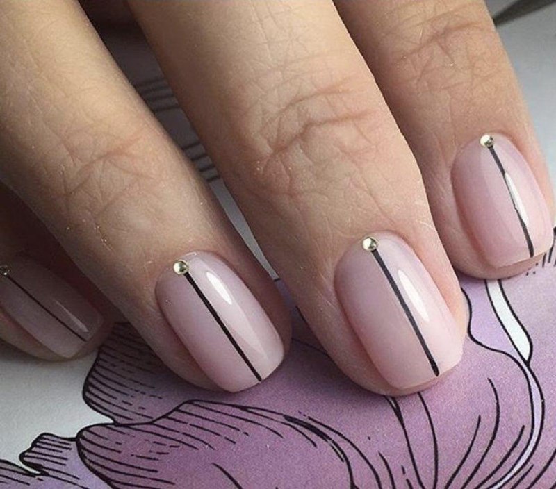 Маникюр с вертикальной полосой