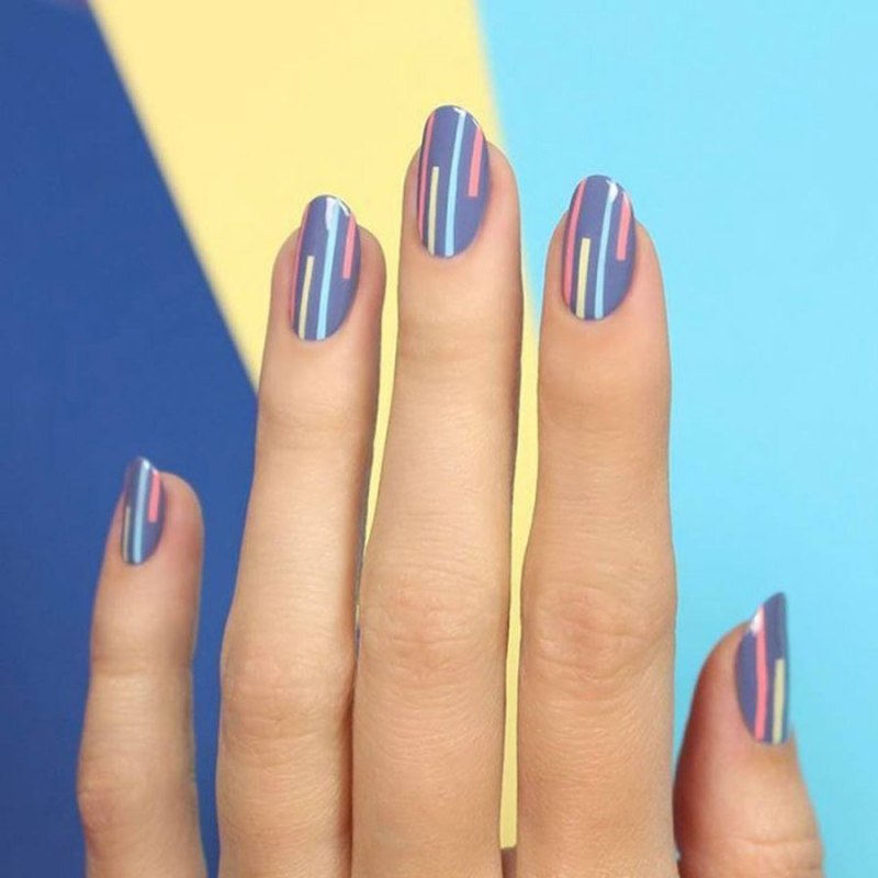 Маникюр с полосой посередине