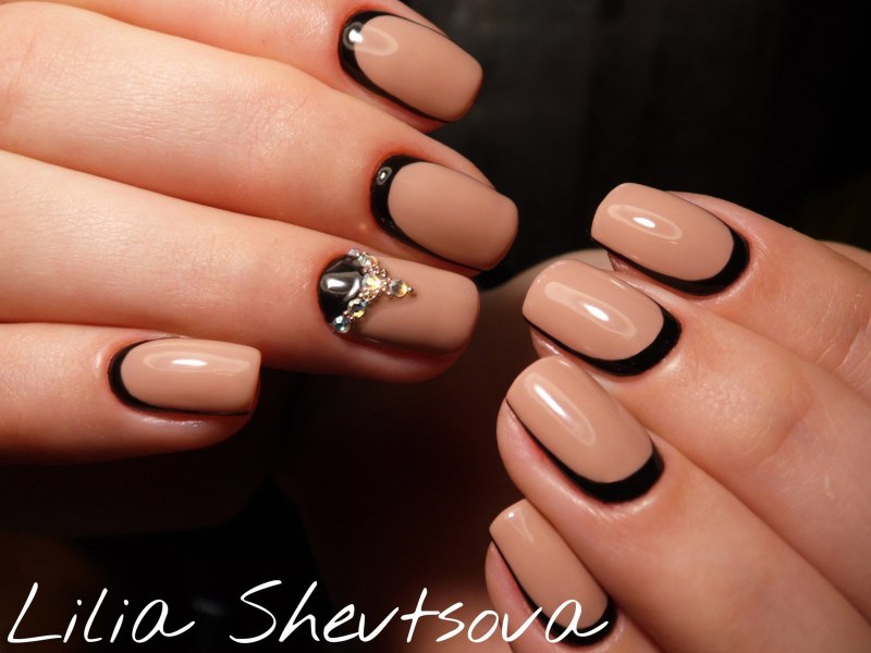 Коричневый френч на ногтях