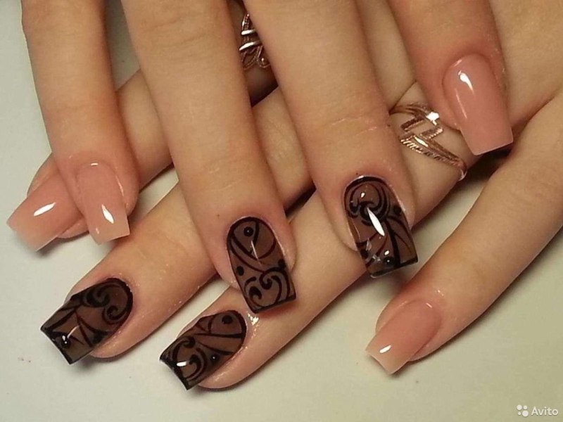 Маникюр коричневый с черным