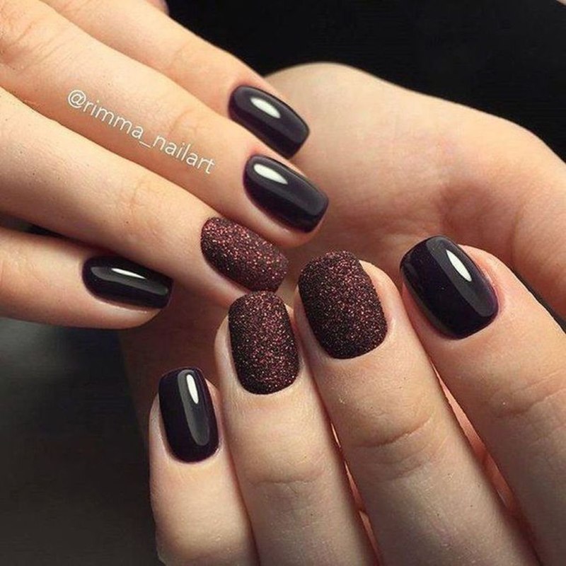 Ногти короткие темные однотонные