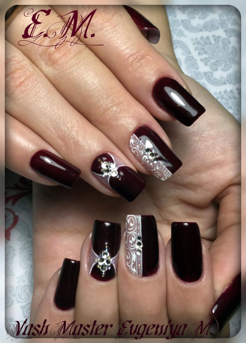 Маникюр с черным кружевом