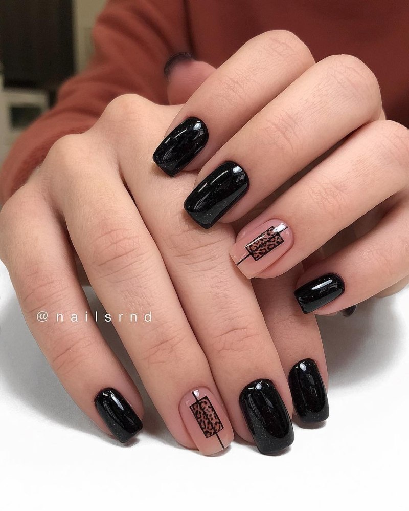 Коричневый маникюр с золотом