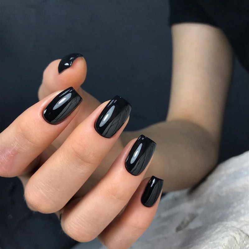 Темный маникюр с полосками