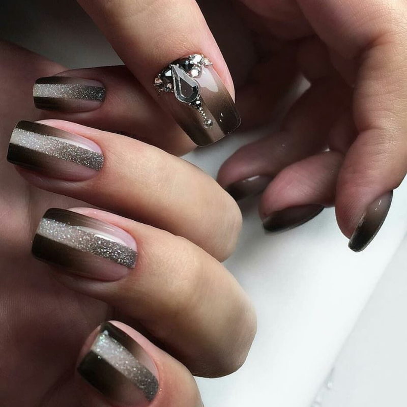 Дизайн ногтей на короткие квадратные темные тона