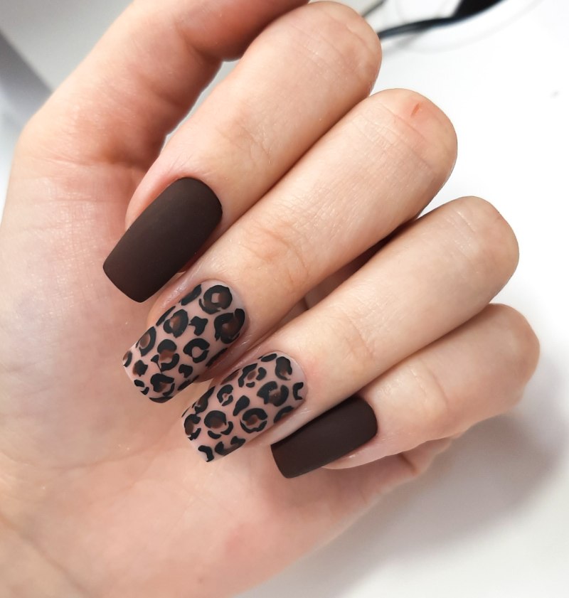 Тёмный маникюр на короткие ногти