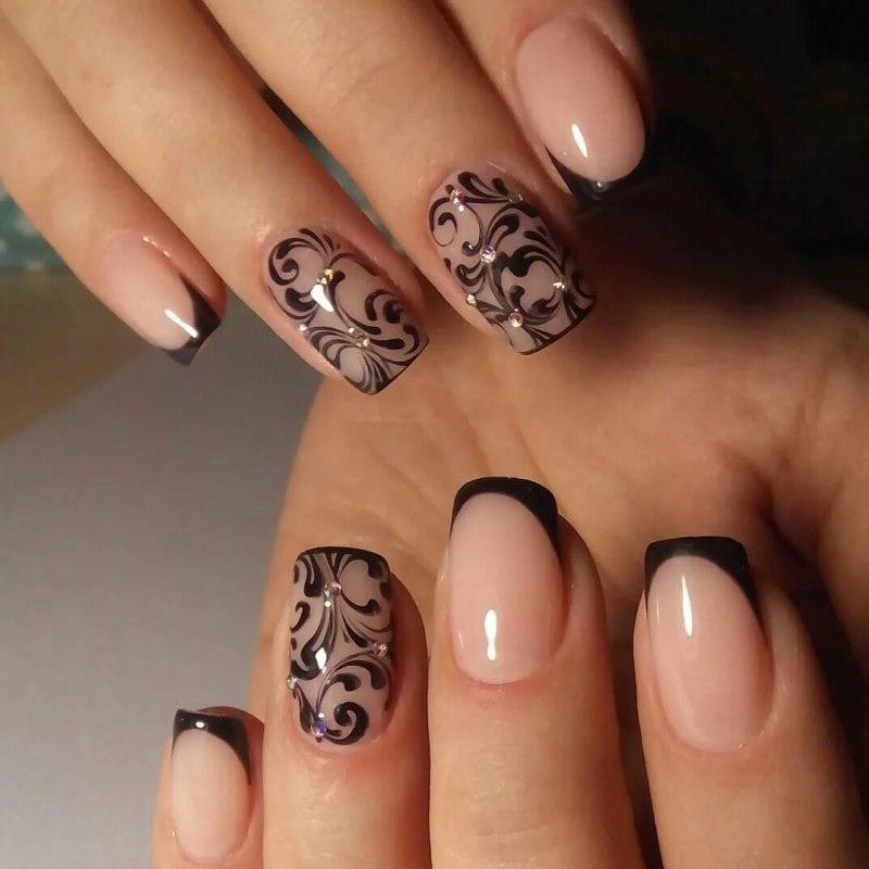 Темно-коричневый маникюр