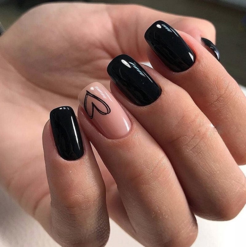 Черные ногти с золотым квадрат