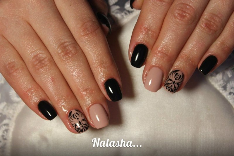 Темно-коричневый маникюр