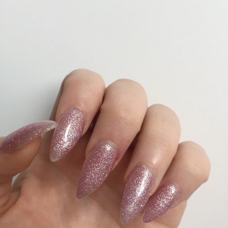 Ногти с блёстками миндаль