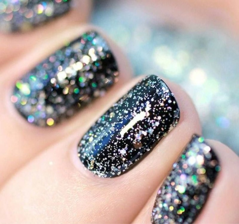Черные ногти с блестками