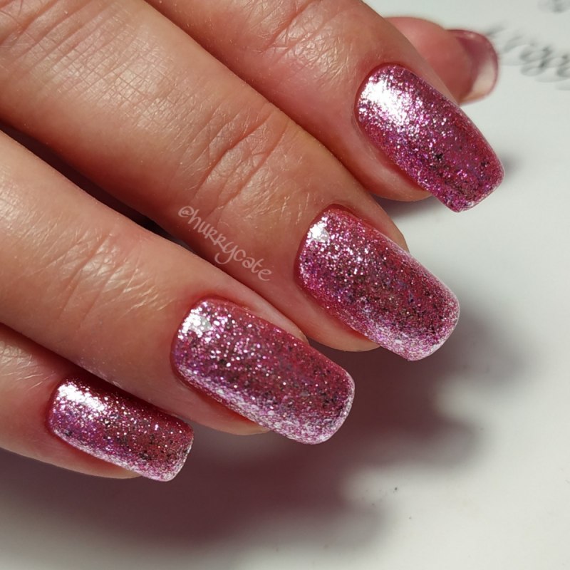 Ногти розовые с блестками