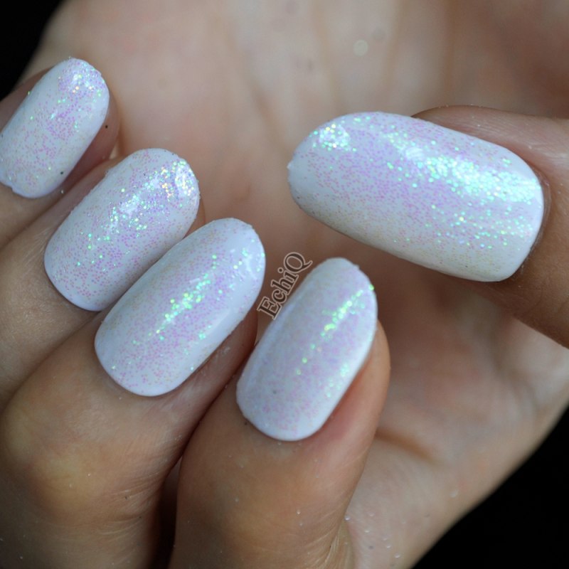 Белый маникюр с блестками