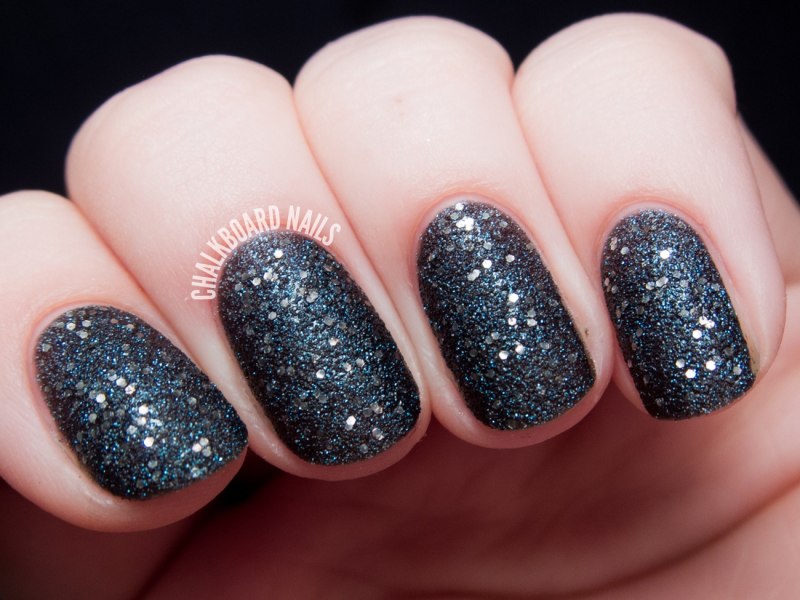 Черные ногти с блестками