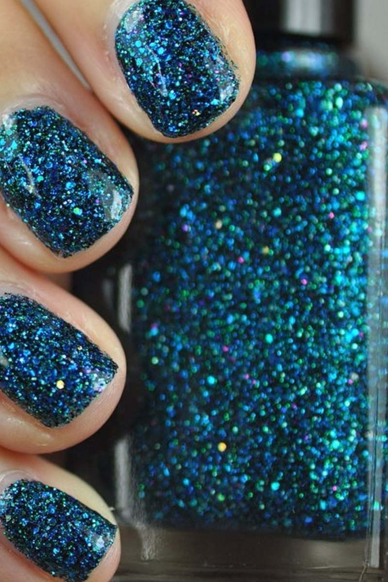 Ногти синие с блестками