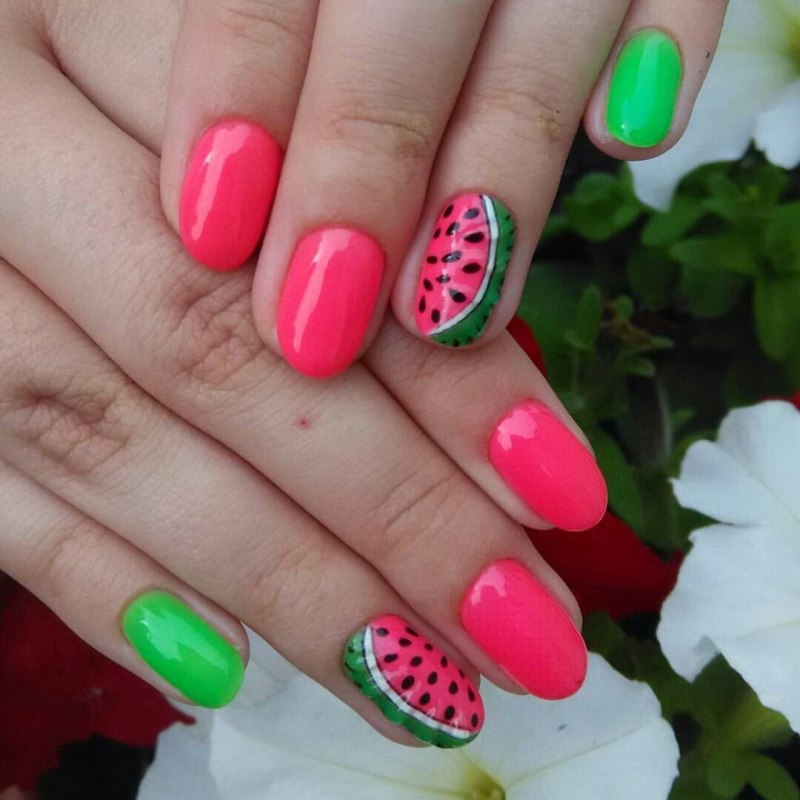 Ярко-розовый маникюр с арбузом