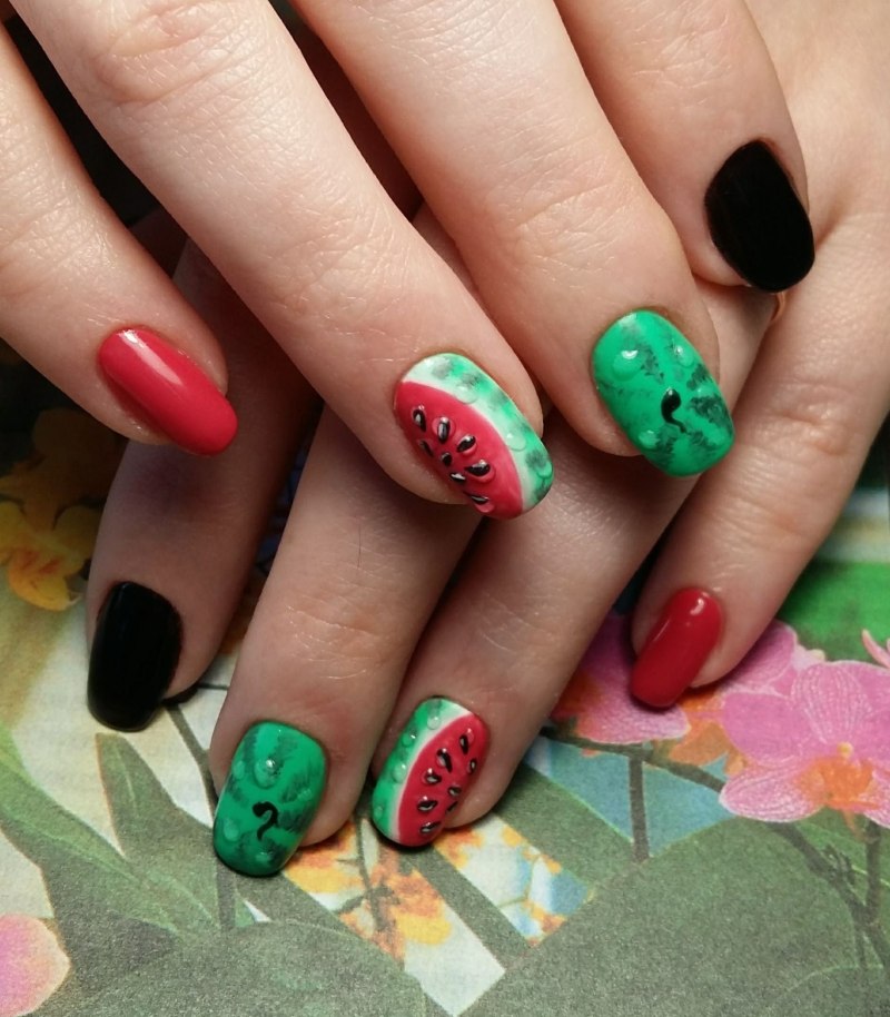 Маникюр с арбузом