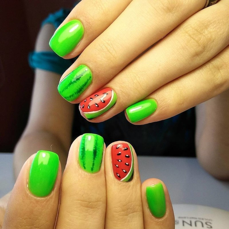 Маникюр летний розовый с арбузом