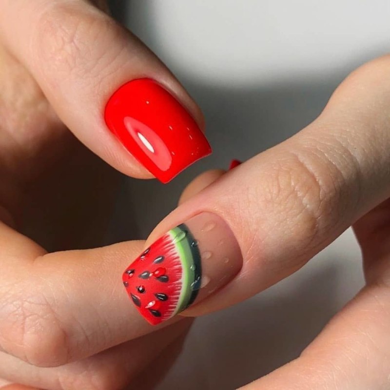 Красные ногти с арбузом