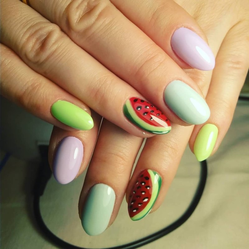 Маникюр зелёный с арбузом