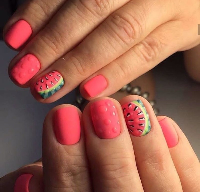 Яркий маникюр на короткие ногти