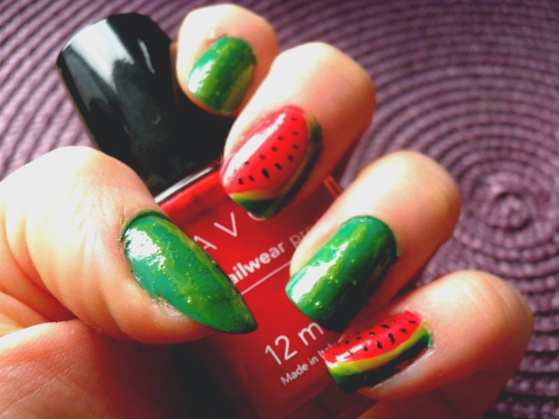 Арбуз на ногтях