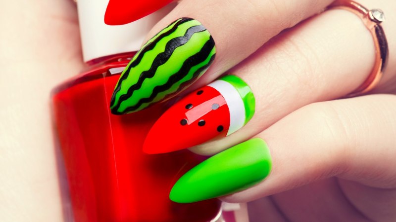 Салатовые ногти