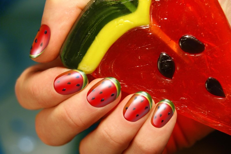 Яркий маникюр