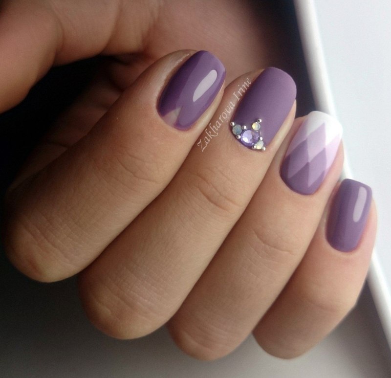 Сиреневый маникюр 2021 миндаль
