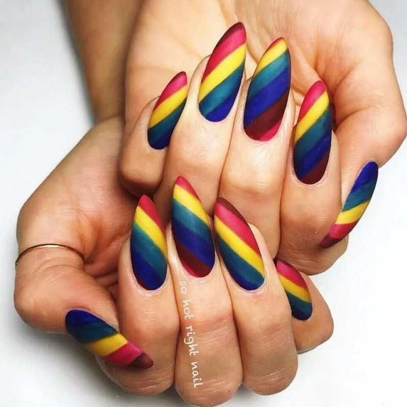 Яркий маникюр