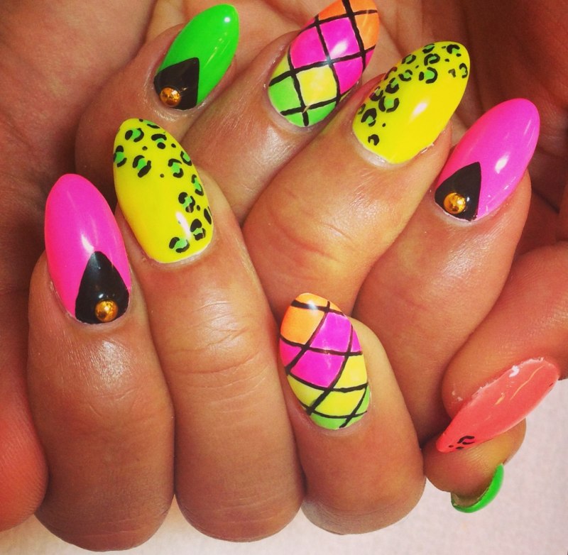 Яркий дизайн ногтей