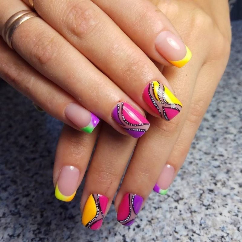 Яркий френч на ногтях