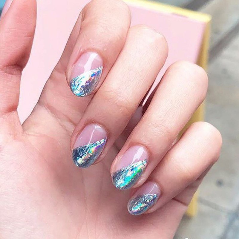 Бело-голубой маникюр с блестками