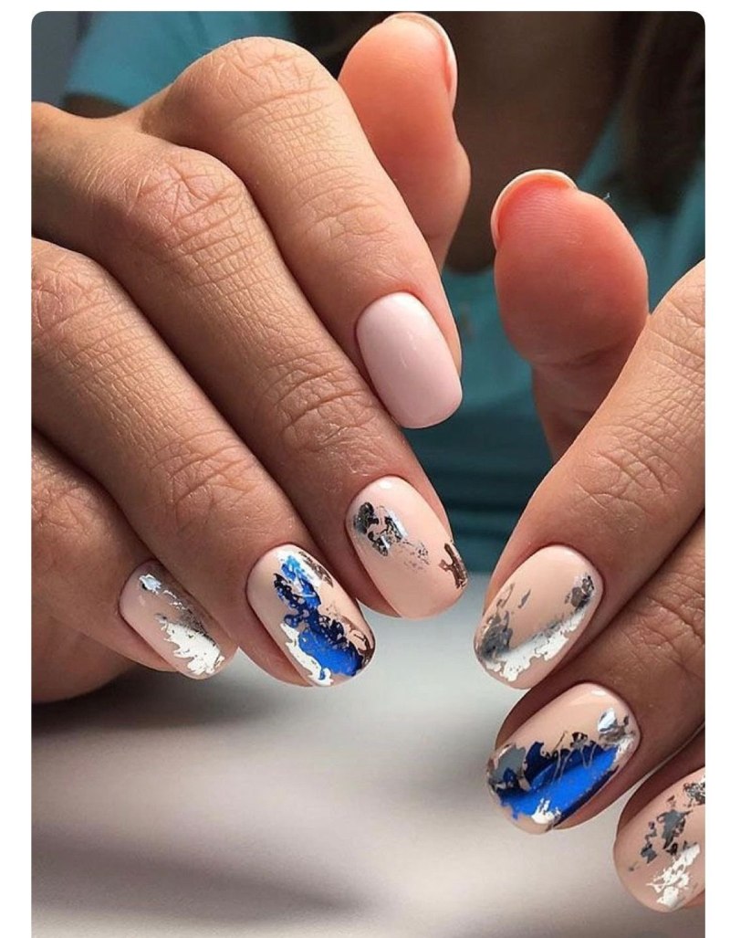 Маникюр с фольгой