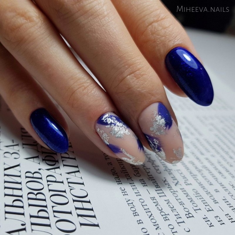 Ногти синие с золотом