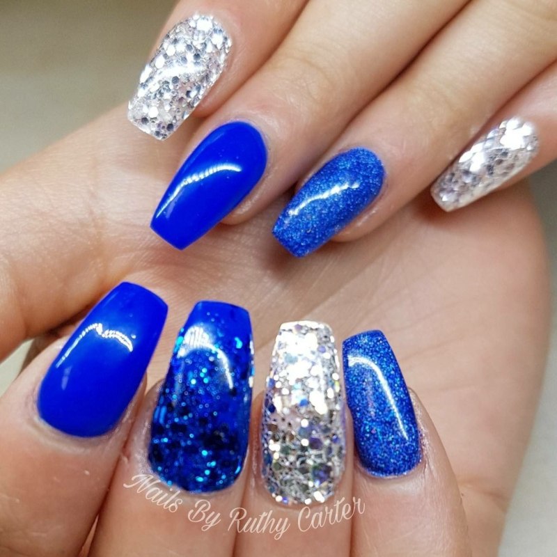 Маникюр синего цвета с фольгой