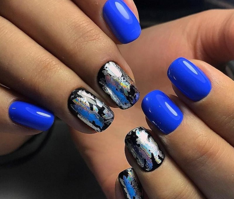 Ногти синие с золотом