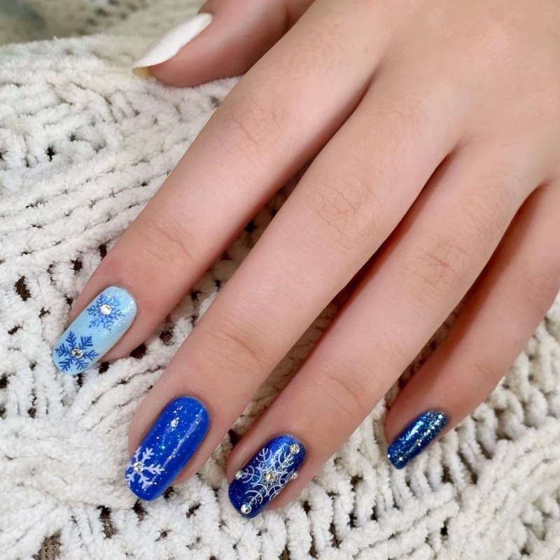 Голубой маникюр с фольгой