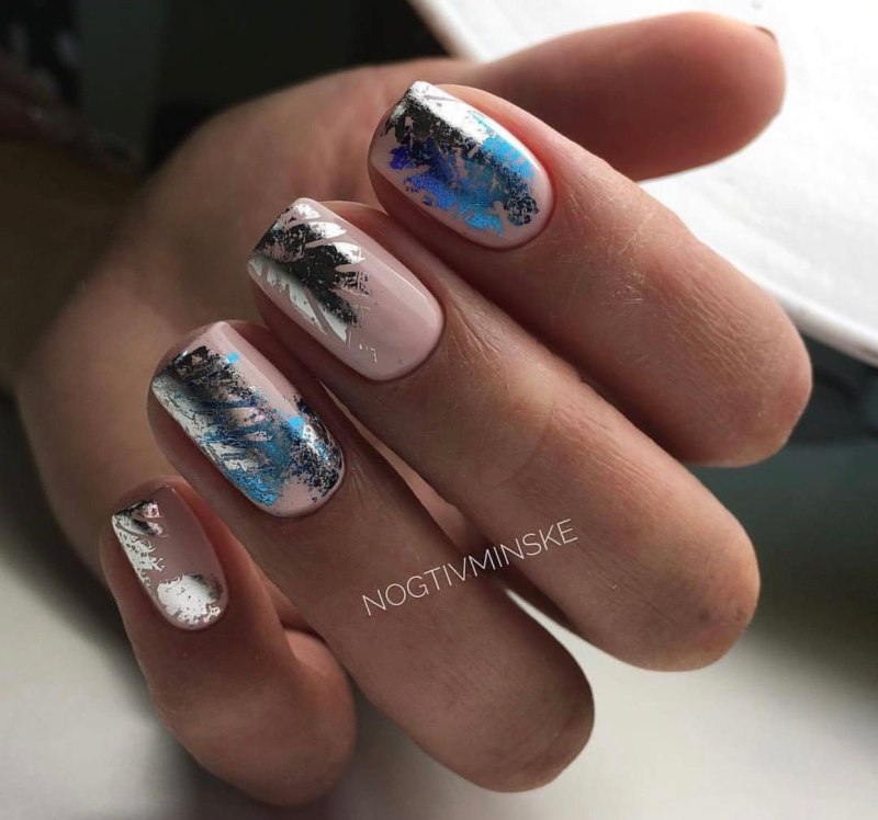 Голубые ногти с фольгой