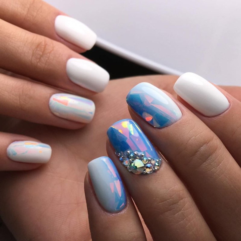 Маникюр с фольгой