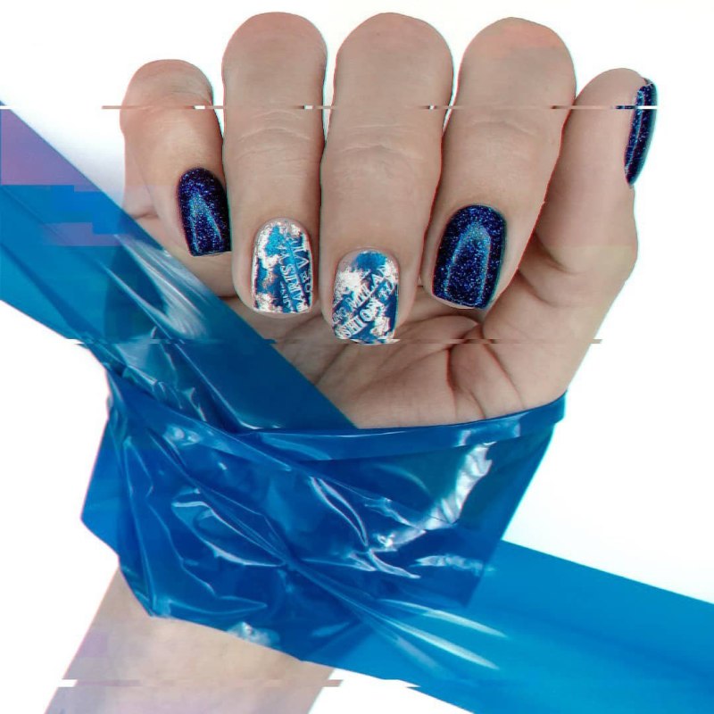 Голубой маникюр с фольгой