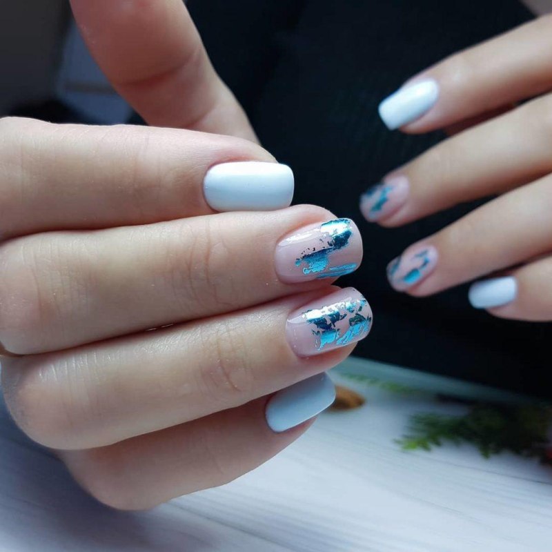 Маникюр нюд с голубым