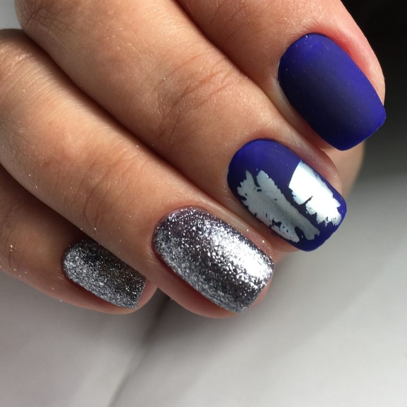 Маникюр с серебряной фольгой